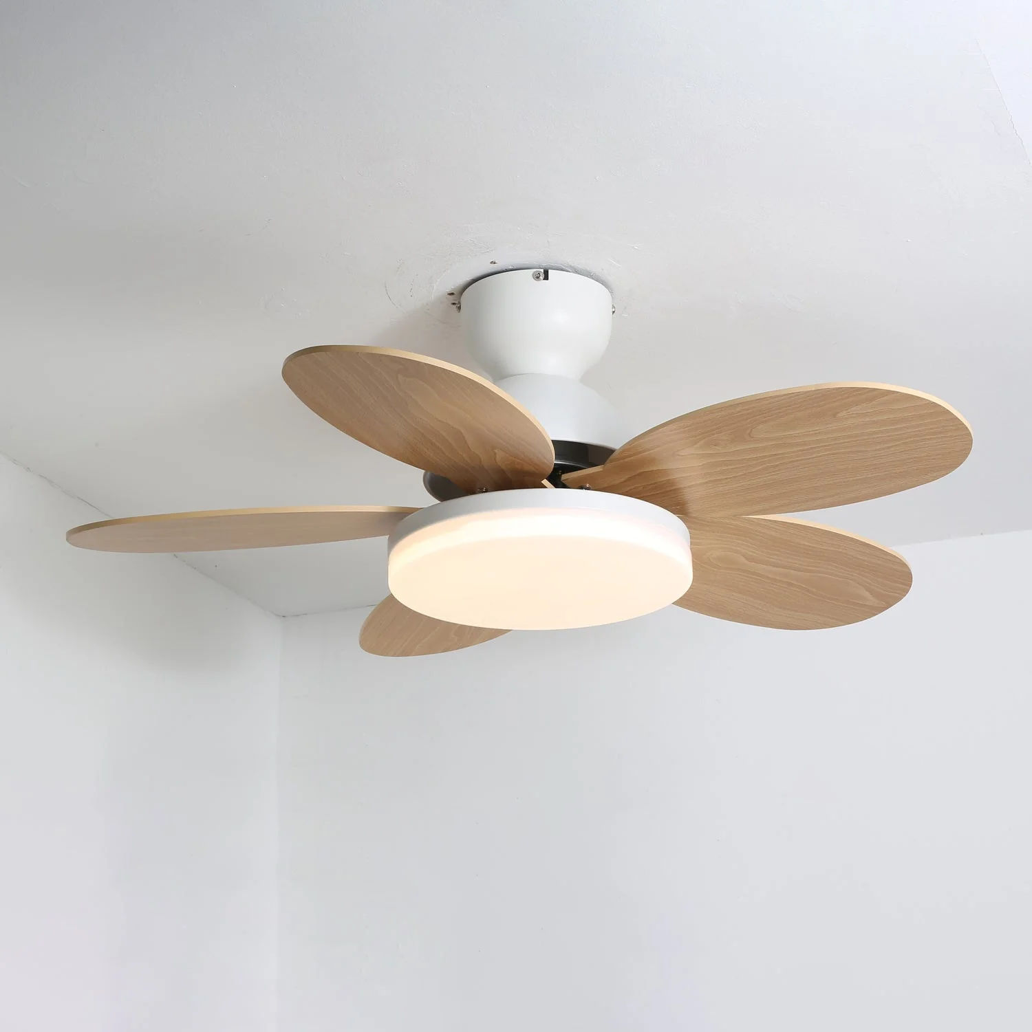 Aurelium – Moderne Plafondventilator Met LED Verlichting En Multicolor Bladen - Image 6