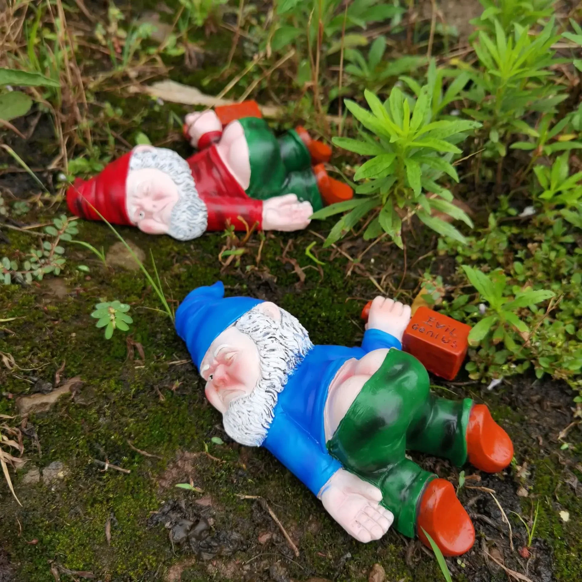 Talaria - Hilarische Dronken Tuinkabouter van Weerbestendig Hars voor Binnen en Buiten - Image 3