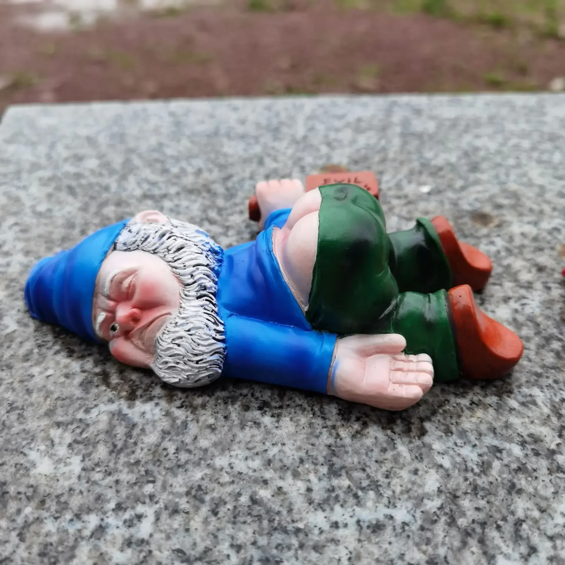 Talaria - Hilarische Dronken Tuinkabouter van Weerbestendig Hars voor Binnen en Buiten - Image 5